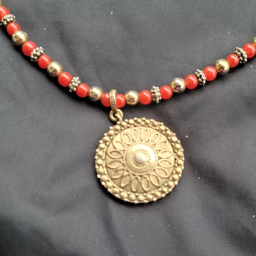 VINTAGE NAPIER CORNELIAN RED BEADS & GOLD TONE BEADS SUNDIAL MEDALLION NECKLACE - Picture 3 of 12